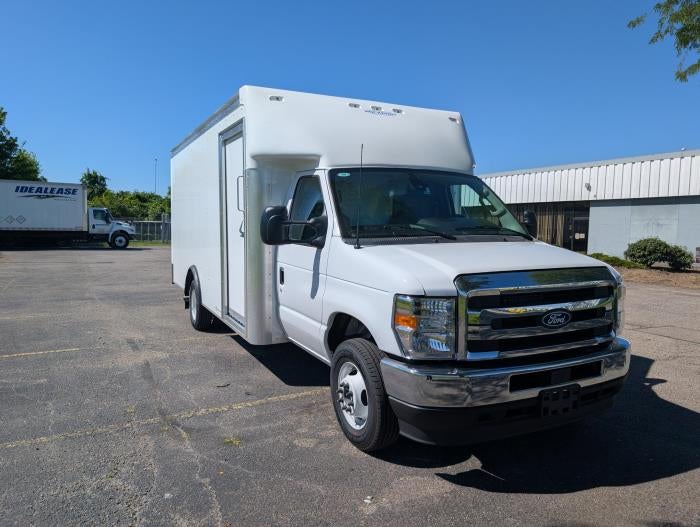 2027 Ford E-450 Standard