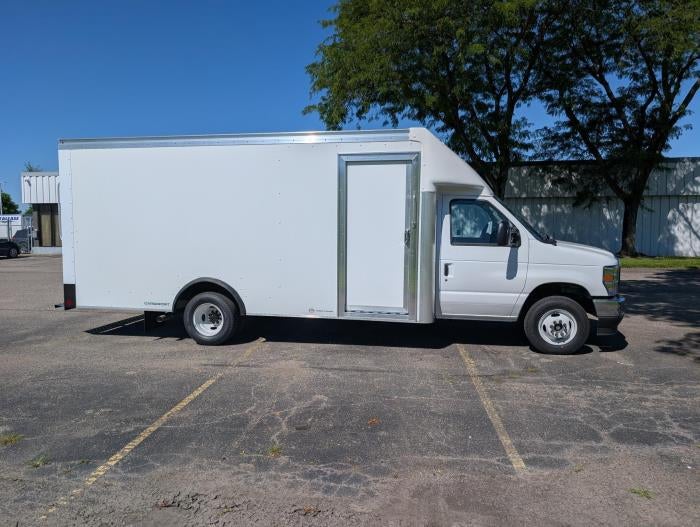 2027 Ford E-450 Standard
