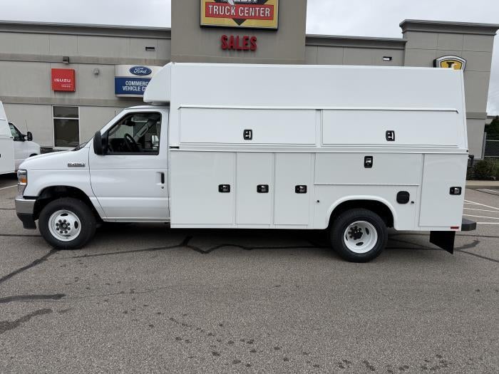 2027 Ford E-450 Standard