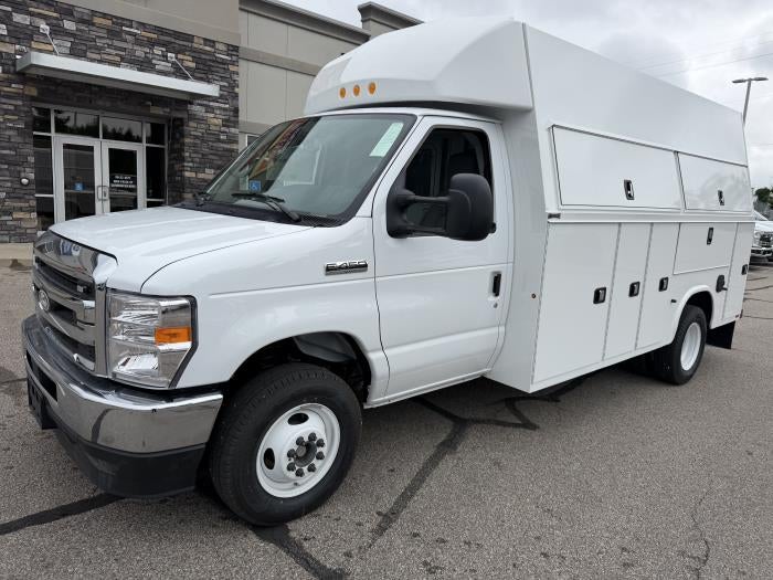 2027 Ford E-450 Standard