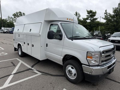 2027 Ford E-450 Standard