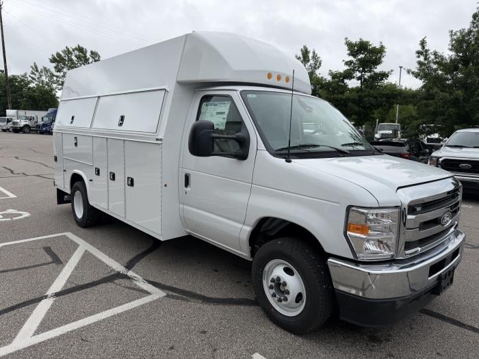 2027 Ford E-450 Standard