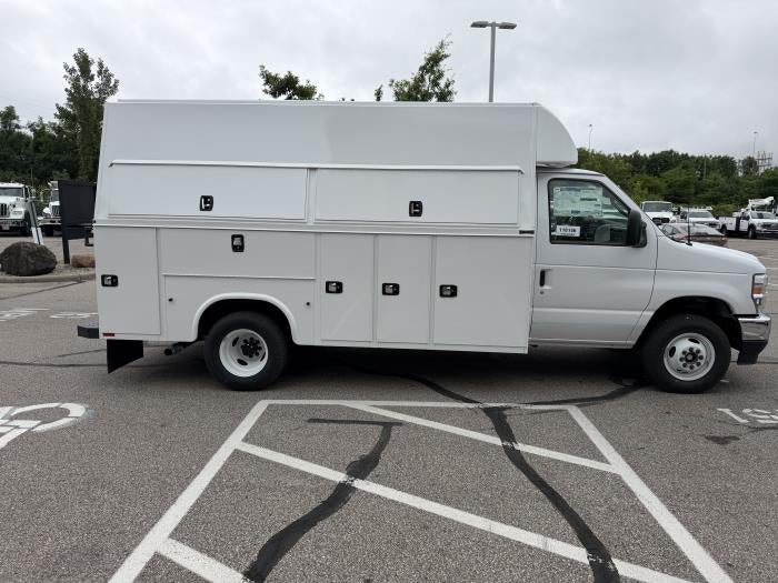 2027 Ford E-450 Standard