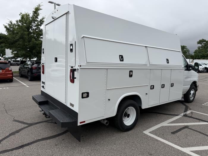 2027 Ford E-450 Standard