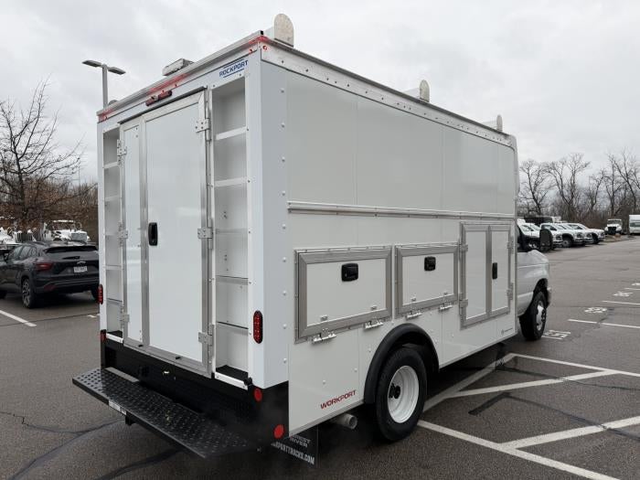 2027 Ford E-450 Standard