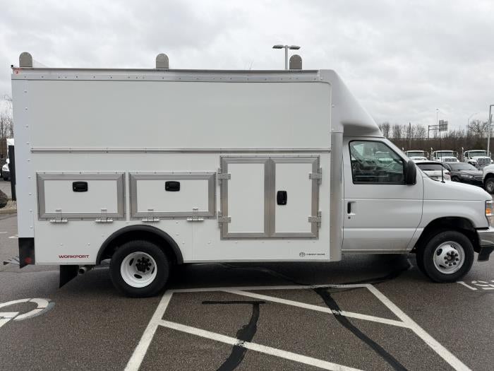 2027 Ford E-450 Standard