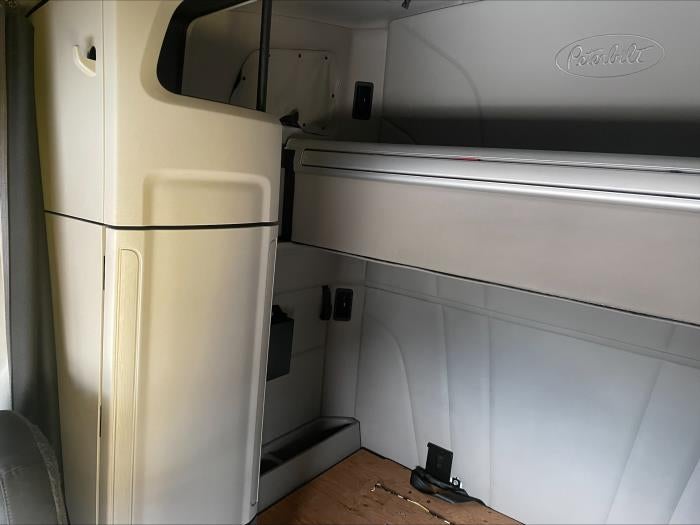 2022 Peterbilt 579 Base